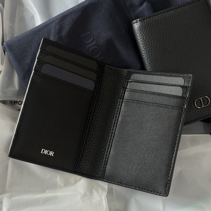 Lypsyy's tweet photo. พร้อมส่ง Dior Card Holder Poche Pocket
✨️ พร้อมถุงผ้า มีกล่อง

ของสมนาคุณจากฝั่ง Beauty  กระเป๋าหนังสีดำ ใส่บัตรได้ 6 ช่อง ดูดี มีคลาส 

ขนาด 4x5.5 นิ้ว (มี5ใบค่ะ)

[รอบถูก] 690.- 🤩
รีโพสต์ส่งฟรี https://t.co/i5ehxK6Dm0