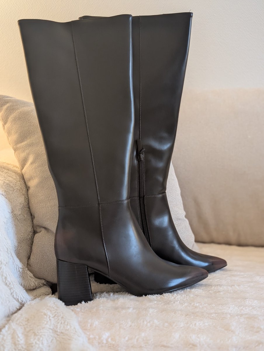 mistressbmarie's tweet photo. Et j'ai reçuuuuu ✨✨✨✨
Regardez-moi ces beautés ! 
Vous préférez quelle paire ? https://t.co/zXUi73YyRi