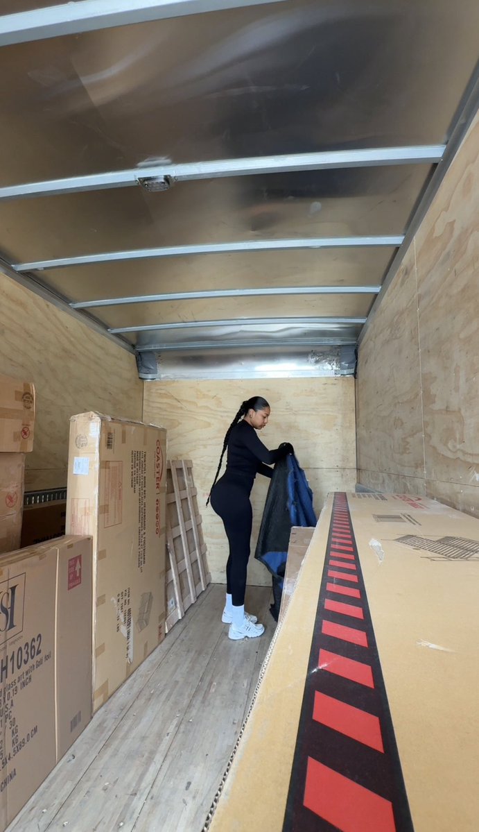 AllAroundA1's tweet photo. Part of the reason I built my logistics business was because I knew my brother was coming home. I wanted us to BUILD together.

He saw doing business with his sister as “working for me.”

Now he works for somebody else making $30/hr PT.

Sometimes pride will make you reject partnership just to accept employment.