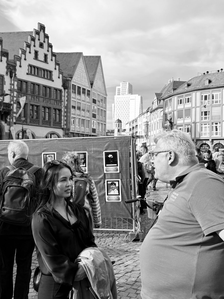 nguyen_afd's tweet photo. Kein Vergeben, kein Vergessen!
Wir haben heute in Frankfurt der zahlreichen Opfer der merkelschen Migrationspolitik gedacht.

Im Anschluss an die Trauerwache hatte ich noch die Möglichkeit, mich bei @kueksElm für seine Arbeit zu bedanken. Seine Tochter Ann-Marie fiel einem bestialischen Messerattentat zum Opfer. Ich verneige mich vor der Kraft dieses Mannes.

„Aufgeben ist keine Option!“ (Ann-Marie Kyrath)