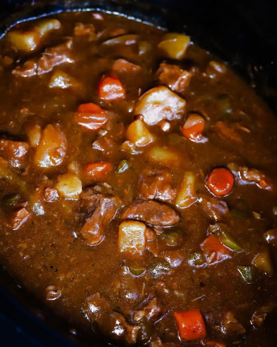 emmabaker92bk4e's tweet photo. Slow Cooker Beef Stew

The ultimate easy comfort food. Add everything to the slow cooker and let it work its magic. Low and slow makes the beef fall-apart tender. Simple ingredients, incredible flavor—and of course, serve it with rice to soak up https://t.co/qjGNwA5uV5