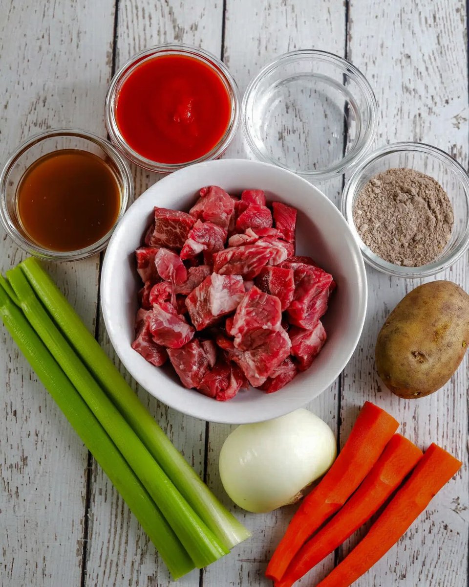 emmabaker92bk4e's tweet photo. Slow Cooker Beef Stew

The ultimate easy comfort food. Add everything to the slow cooker and let it work its magic. Low and slow makes the beef fall-apart tender. Simple ingredients, incredible flavor—and of course, serve it with rice to soak up https://t.co/qjGNwA5uV5