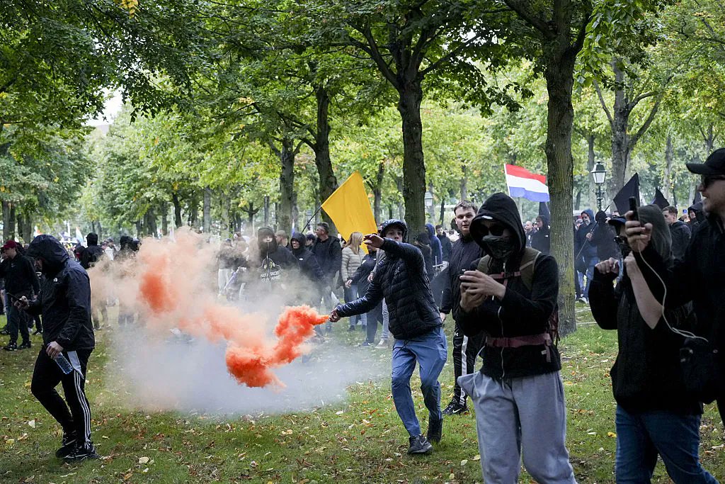 ZSchneeweiss's tweet photo. Dutch police break up violent far-right protest in The Hague https://t.co/6HHq6qRigJ via @patrickreports https://t.co/tlWNCWS9JO