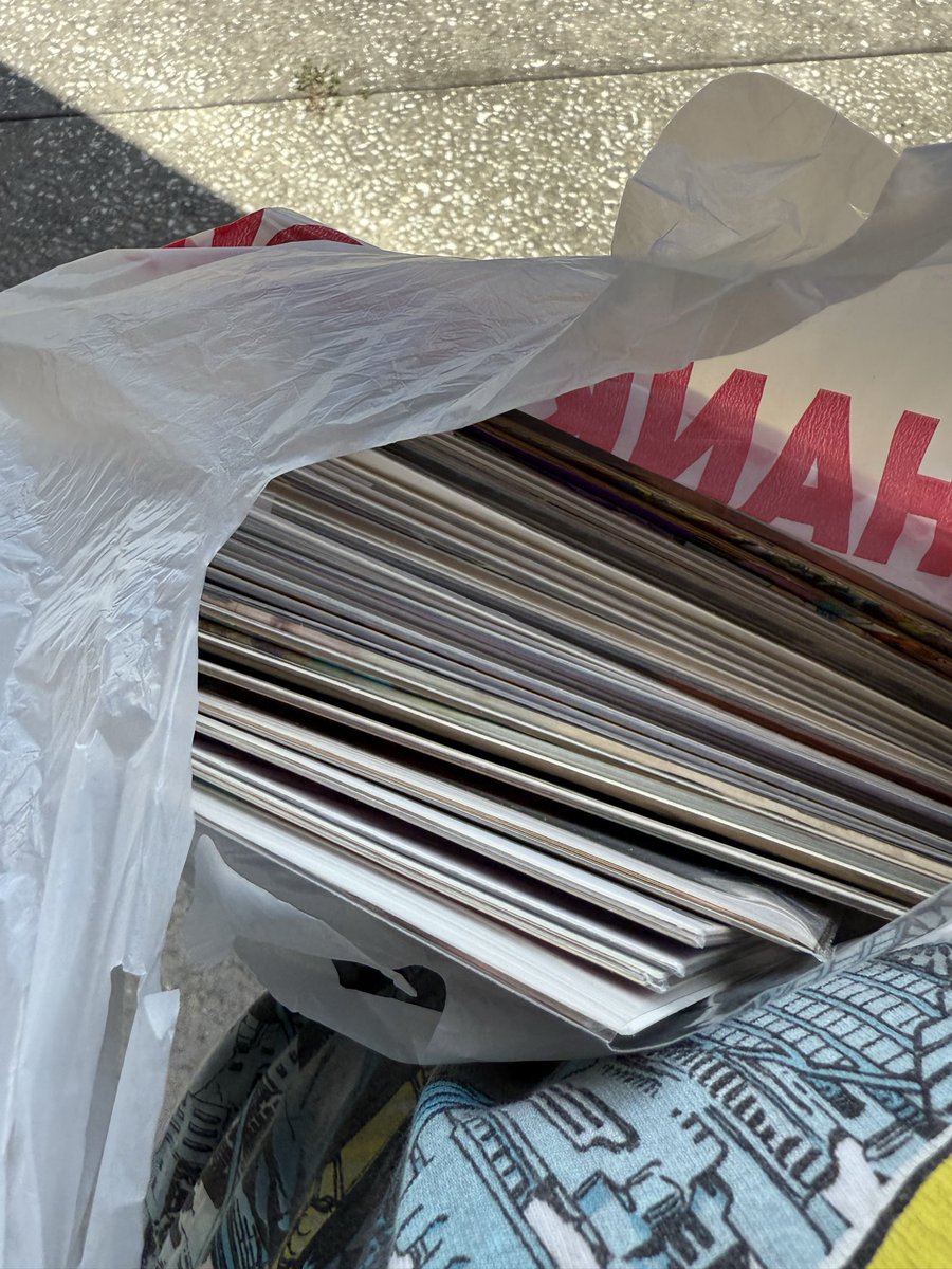 jilana_'s tweet photo. Those $1 comic boxes just HATE to see me coming https://t.co/v62Zy9KTHB