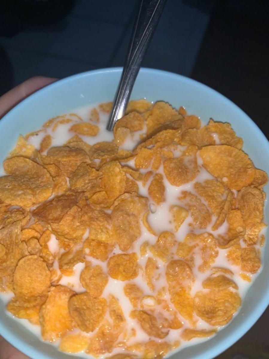 rlivsccp's tweet photo. meu namorado desmaiou umas 40 vezes mas pelo menos eu finalmente tenho leite pro meu cereal 😋 https://t.co/9k4DpZtbOz