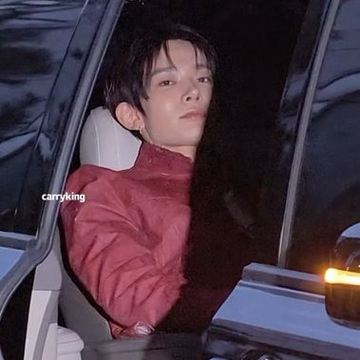 everdives's tweet photo. i need the door to be shut and the car to be dark as i straddle him in the backseat, my hand tightly gripping his hair while he squeezes my ass as we make out desperate and hungry, all saliva and teeth, all while our hips move against each other's through the fabric https://t.co/Y7LPROdfko