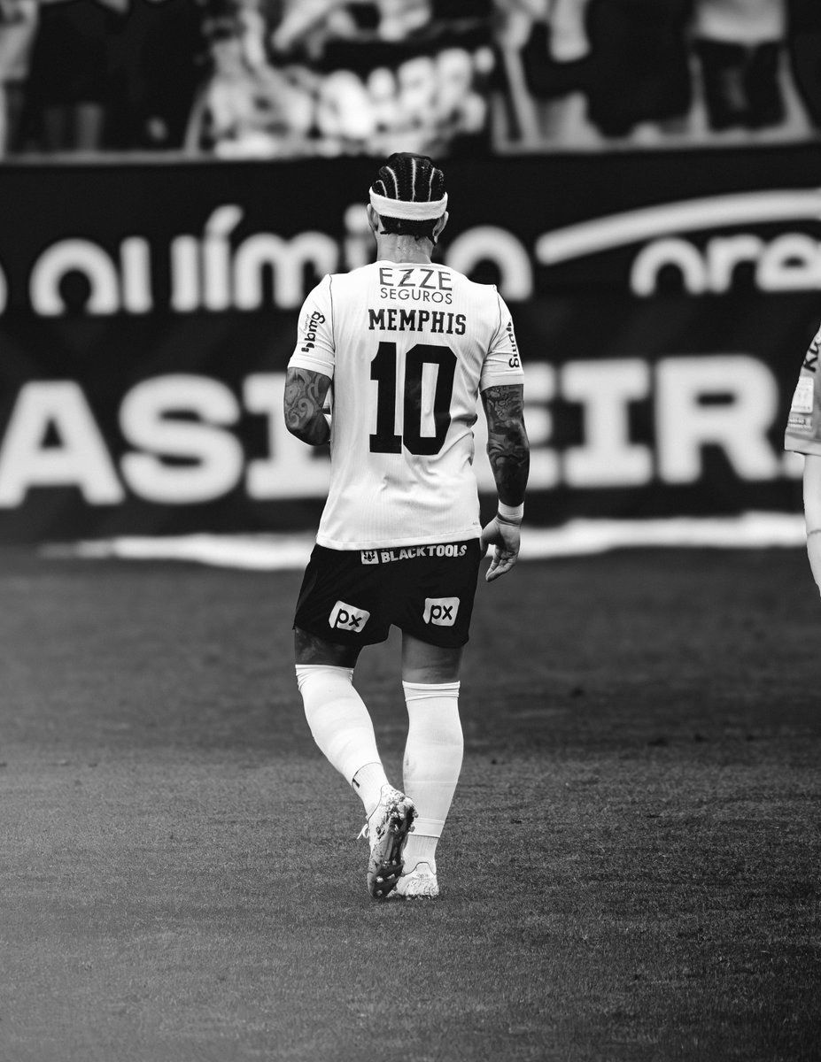 povotime1910's tweet photo. 🦅🇳🇱 PRONUNCIAMENTO DE MEMPHIS! | Memphis Depay, camisa 10 do Corinthians, utilizou suas redes sociais para pedir desculpas aos torcedores pela cobrança de pênalti perdida na última quarta-feira.

​Leia a mensagem traduzida pelo jornalista Raul Moura:

"Quero pedir desculpas aos torcedores, aos milhões de pessoas que acreditaram no nosso sonho de conquistar a Libertadores.

Estou de coração partido com tudo isso.

O pênalti que poderia ter nos mantido no jogo acabou se tornando a maior decepção da minha carreira até agora.

Eu estava totalmente confiante sobre a forma como deveria bater na bola, como já fiz muitas vezes na minha carreira, mas o resultado foi doloroso.

A razão pela qual cheguei a este lindo clube sempre foi mostrar meu talento, minha disciplina e minha dedicação ao trabalho.

Dois anos depois, construímos grandes memórias, mas isso acabou e ficou no passado.

Renovei meu contrato com 100% de consciência e sabia que as coisas não seriam fáceis, já que meu ano tem sido ruim até agora.

Meu coração ficou feliz quando recebi o apoio de vocês! Dos torcedores que apareceram quando eu mais precisei.

É por isso que esse resultado dói ainda mais profundamente!

Eu entendo e aceito todas as críticas e emoções que vêm com este momento, mas nunca, jamais, vou desistir de tentar fazer história neste clube e colocar o Corinthians, junto com o time e os torcedores, no lugar onde o clube pertence.

Então, mais uma vez, quero pedir desculpas a todos que amam verdadeiramente este clube.

É hora de trabalhar ainda mais ou ir para casa, porque não sou o tipo de homem que se esconde atrás de desculpas.

As coisas não serão fáceis, mas quem me conhece sabe que sou um lutador...

Eu permaneço no campo de batalha porque o sonho que todos nós temos não morreu, pelo menos não no meu coração.

E, para aqueles que encontram alegria na nossa dor, lembrem-se de que isso não muda nada na jornada que estamos percorrendo.

A vida vai ensinar uma lição a cada um no seu próprio tempo."

📸 | Davi Bittencourt/Time do Povo