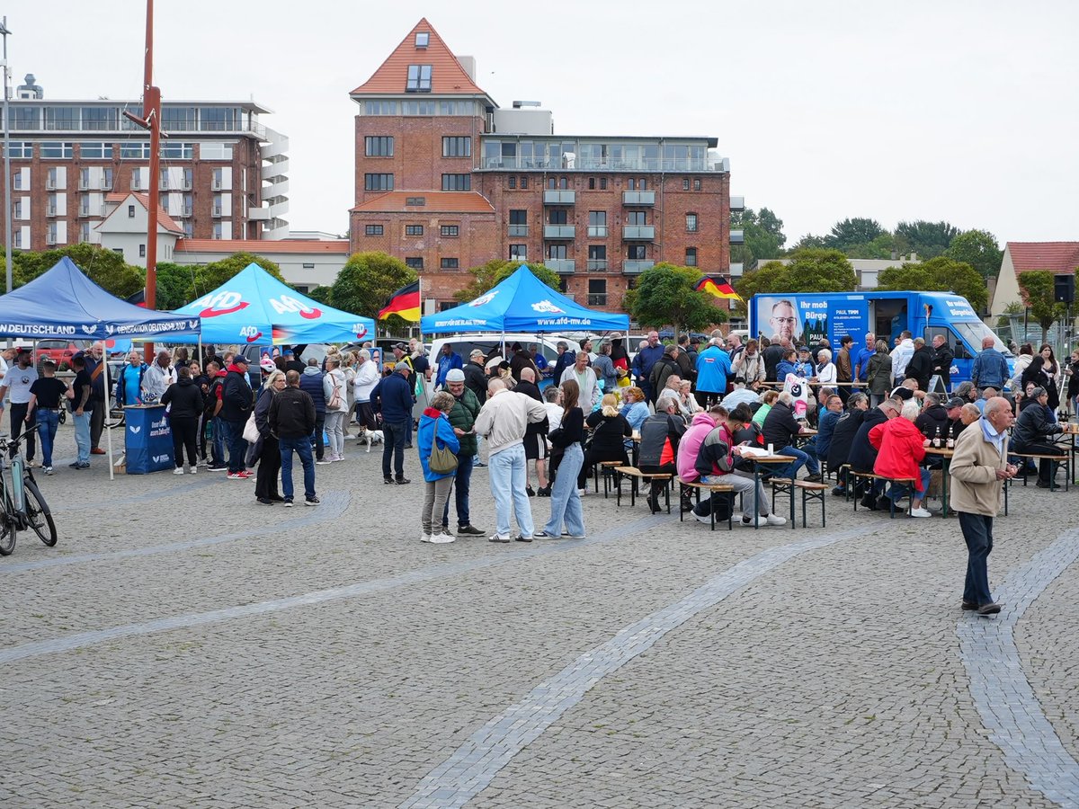 AfD_MV's tweet photo. Überall in MV fanden heute unsere letzten Massenkundgebungen statt. Ab Sonntag können einige Umfrageinstitute Insolvenz anmelden. 

#ltwmv #blauewende #afdmv #afd https://t.co/N6Kg3cQSl8