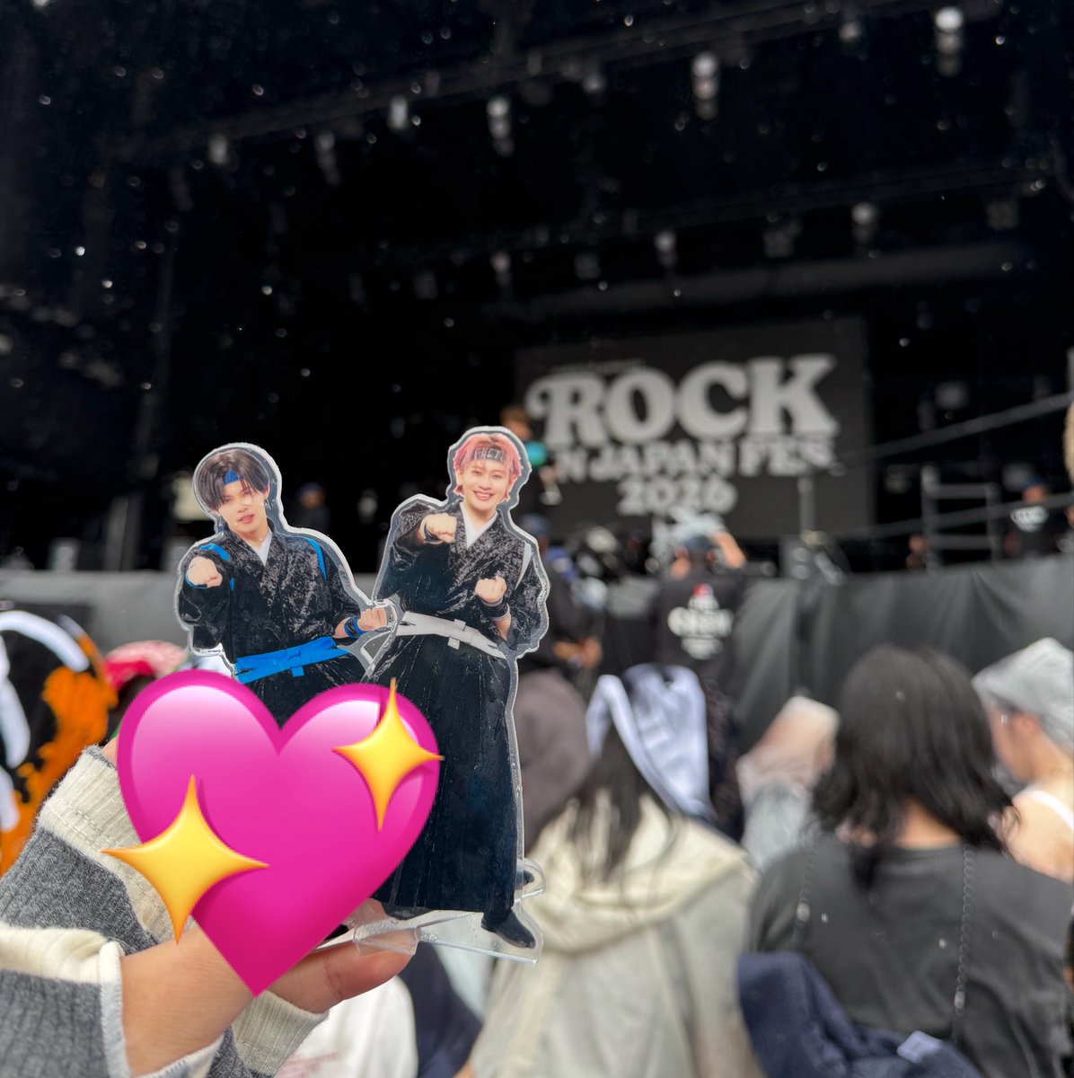 oshiarigatone's tweet photo. 超特急4列目近すぎた‼️今までの何よりも近いかも‼️ 水をしっかり被って声出して最高に楽しかった😆👊🏻
皿も嬉しい曲何曲かあったしたくみが超特急の話してくれて神✨️✨️✨️
皿特急最高大好きありがとう😻またロッキン出てくれー‼️‼️！ https://t.co/vMm67IFU4A