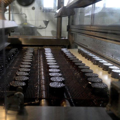 clarincom's tweet photo. EL BOOM DEL ALFAJOR ARGENTINO: 12 MILLONES POR DÍA Y UNA OFERTA QUE NO PARA DE CRECER

Lectura rápida
El alfajor se consolidó como una de las golosinas más representativas de la Argentina, con una historia que se remonta a la época colonial y una fuerte expansión industrial desde el siglo XX. Según estimaciones difundidas en el sector, hoy se producen alrededor de 12 millones de unidades por día, aunque Juan Soria, director del Campeonato Mundial del Alfajor, aclara que la cifra “no cuenta con una validación estadística reciente”.

Dentro de la fábrica
En la planta de Fantoche, en Lugano, trabajan unos 400 empleados y se producen 300 alfajores por minuto. El proceso comienza con la elaboración y horneado de las tapas, sigue con el relleno de dulce de leche y el baño de chocolate o glasé, y termina con el empaquetado. Desde que se prepara la masa hasta que el producto llega a la caja transcurre aproximadamente una hora y media.

Más oferta e innovación
El crecimiento también se refleja en la variedad y en la competencia entre marcas industriales y artesanales. “La categoría de alfajores atraviesa uno de los momentos más dinámicos de los últimos años”, señaló Natalia Colla, de Arcor, mientras que en el último año se lanzaron más de 30 novedades. El Campeonato Mundial del Alfajor reunió en su última edición a 500 alfajores de 120 marcas.

Nuevos formatos
El auge también empuja nuevas formas de consumo, sabores y formatos. Para la pastelera Ana Vedia, el alfajor empieza a pensarse “como un postre entre dos tapas”. Soria sostiene que, pese a la innovación, “la recompra sigue favoreciendo a las recetas tradicionales”. El estilo marplatense continúa siendo, según explicó, la principal referencia del mercado.

(+) en Clarín: https://t.co/BSSlkVAJfS