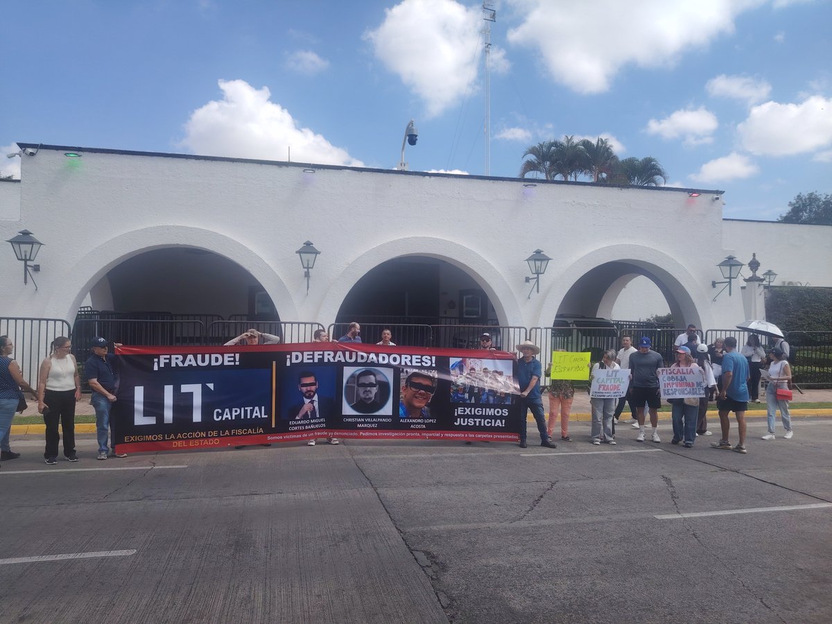preguntalearox's tweet photo. Cierran a la circulación la avenida Manuel Acuña desde López Mateos hacia Casa Jalisco unos 30 defraudados de una casa de inversión LIT CAPITAL para exigir al gobernador que intervenga y la Fiscalía del estado haga su trabajo de una buena vez. 
@CANAL44TV 
@RadioUdeG https://t.co/xsS2ll50Us
