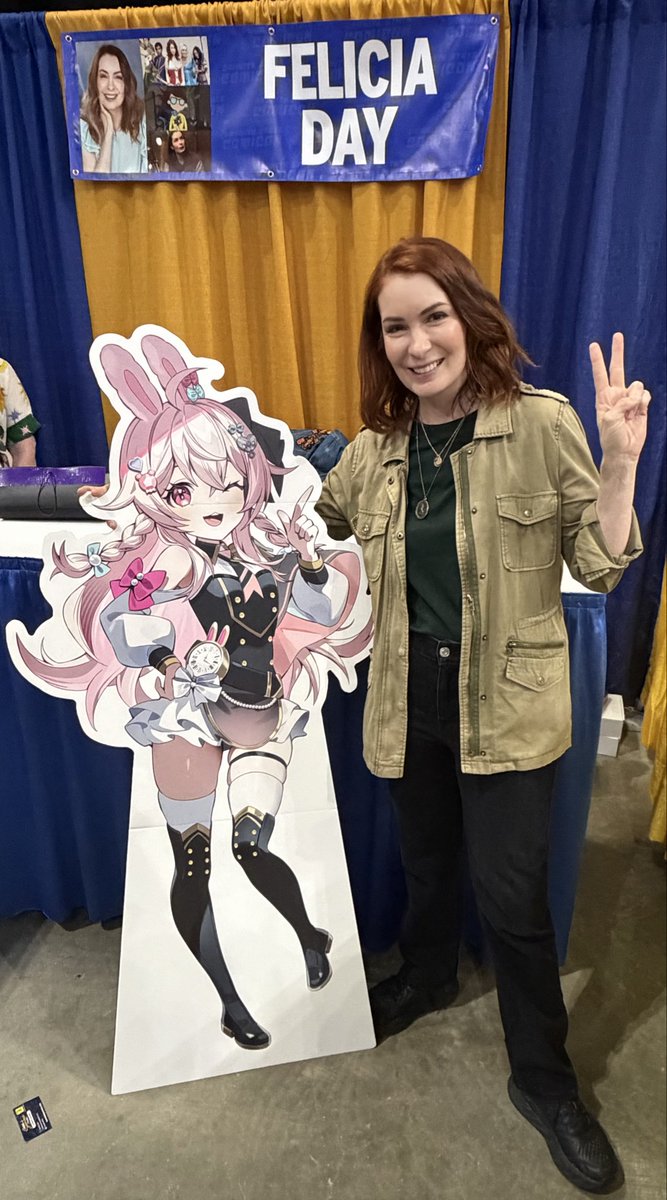 Defenistrator1's tweet photo. I had to take Pipkin Pippa to meet Felicia Day at Granite State Comicon!
#Capippalist https://t.co/jeEviJ9iGN