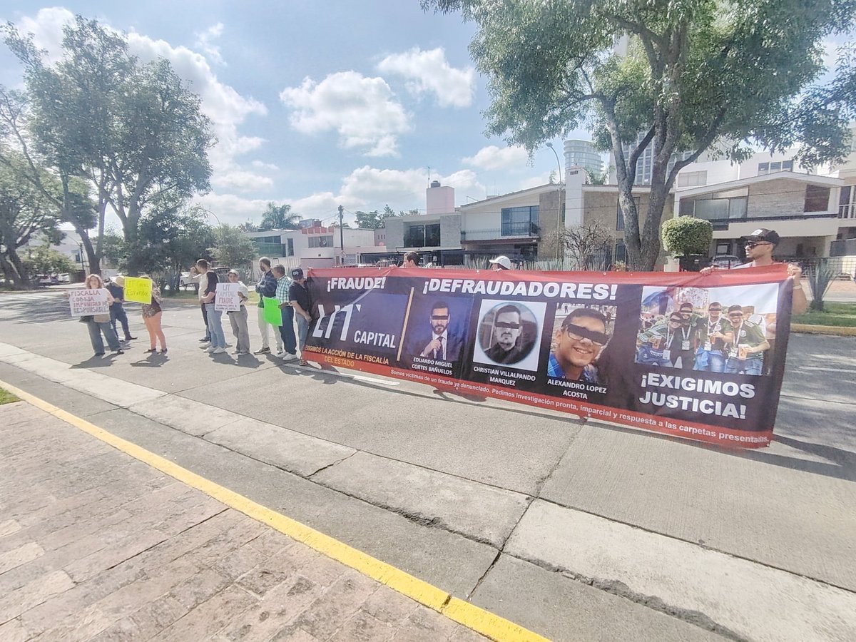 preguntalearox's tweet photo. Cierran a la circulación la avenida Manuel Acuña desde López Mateos hacia Casa Jalisco unos 30 defraudados de una casa de inversión LIT CAPITAL para exigir al gobernador que intervenga y la Fiscalía del estado haga su trabajo de una buena vez. 
@CANAL44TV 
@RadioUdeG https://t.co/xsS2ll50Us