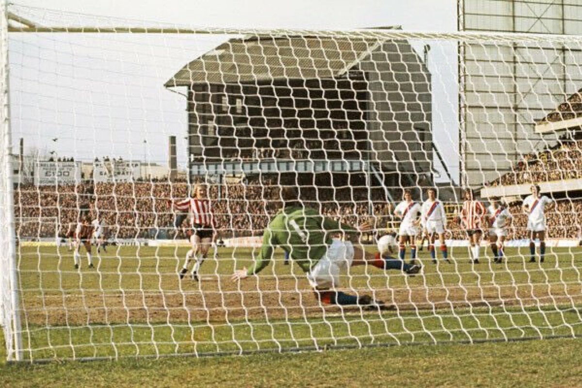 Theleaguemag's tweet photo. David Peach scores from the penalty spot for Southampton against Crystal Palace in the 1976 F.A. Cup semi-final https://t.co/aV8EvCvUKj