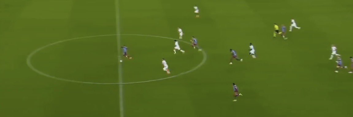 MessiBruyne's tweet photo. 3.dakikada taç için verilen boşluğa bak inanılmaz yani https://t.co/iEy2N0fwoQ