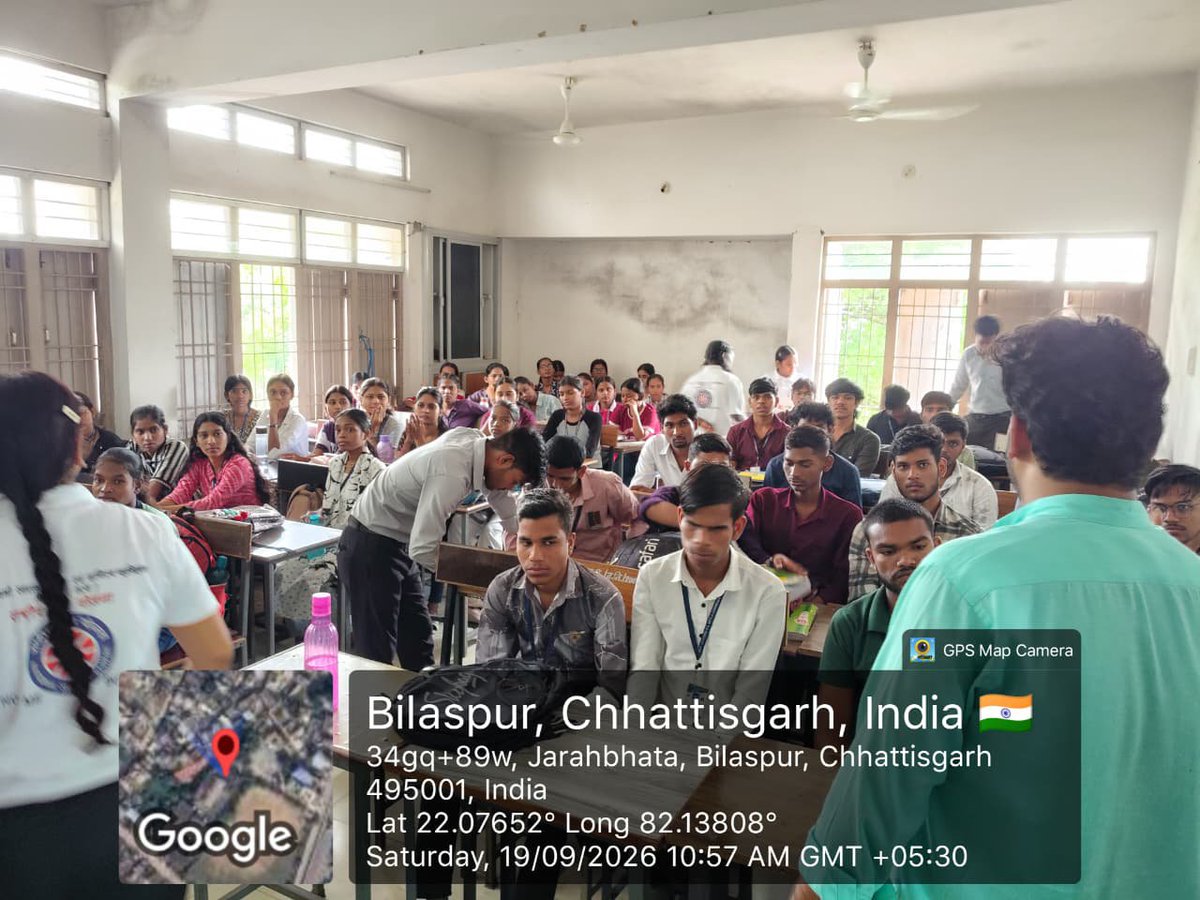 AmbujDwivediNSS's tweet photo. 19सितंबर2026 @JPverma_collage में नियमित गतिविधि के अंतर्गत नवप्रवेशित स्वयंसेवकों को राष्ट्रीय सेवा योजना एवं महाविद्यालय संबंधित मूलभूत जानकारी से अवगत कराया गया जिसमें स्वयंसेवकों ने पोस्टर के माध्यम से अपनी रचनात्मकता को प्रदर्शित किया @_NSSIndia @nss_cg_official @nssabvuCG https://t.co/I11ciZbVft