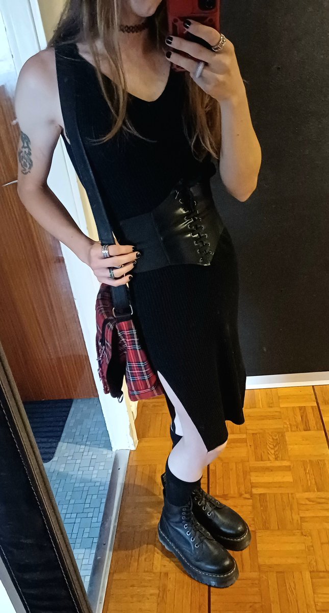 Wub_Wolf's tweet photo. Première fois de ma vie que je sors en robe, soyez sympa https://t.co/tCIXJkI0yO