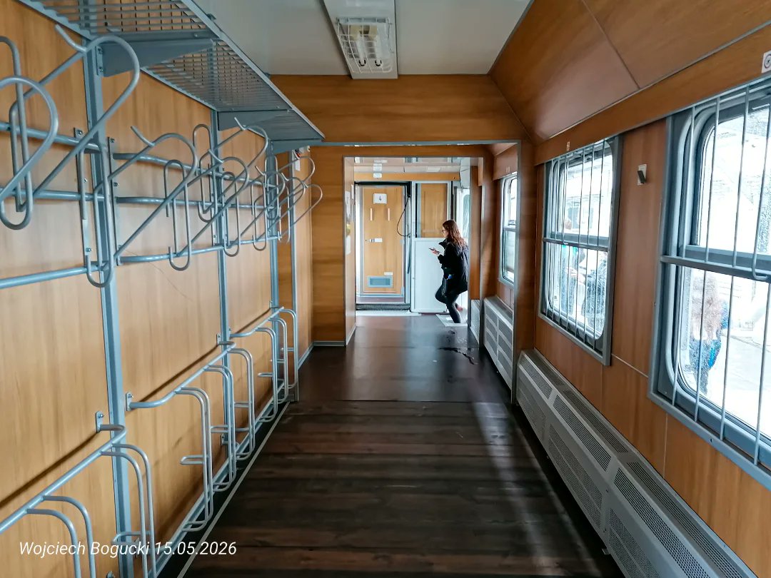 elliegonzalezie's tweet photo. ICN Nieśpieszny

Z okazji 25-lecia PKP Intercity od kwietnia kursuje wyjątkowy pociąg retro z lat 80. Odrestaurowane oliwkowe wagony przywołują atmosferę dawnych podróży, a skład ma również wagon WARS z posiłkami. 15 maja przez Łódź przejechał ICN https://t.co/3vbgEyOY8s