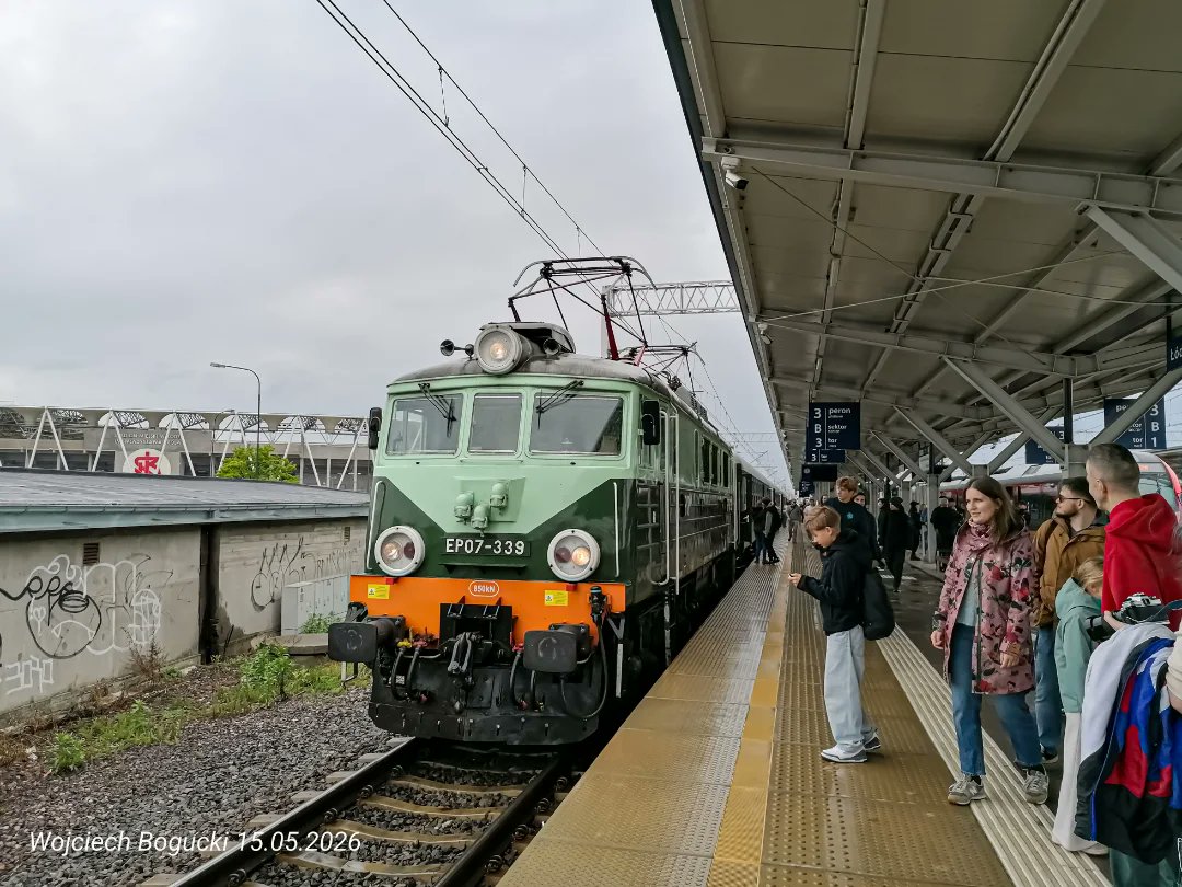 elliegonzalezie's tweet photo. ICN Nieśpieszny

Z okazji 25-lecia PKP Intercity od kwietnia kursuje wyjątkowy pociąg retro z lat 80. Odrestaurowane oliwkowe wagony przywołują atmosferę dawnych podróży, a skład ma również wagon WARS z posiłkami. 15 maja przez Łódź przejechał ICN https://t.co/3vbgEyOY8s
