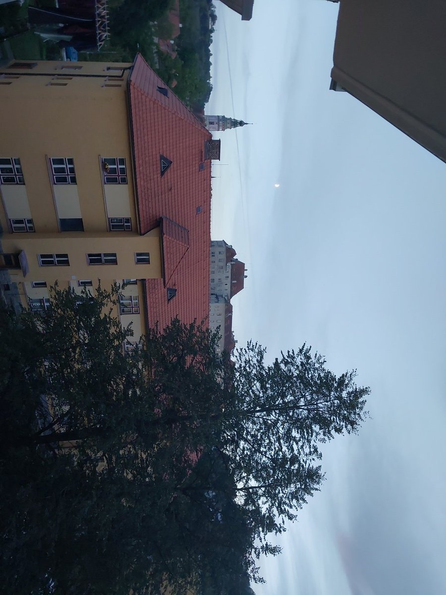 Hubert33773744's tweet photo. @nabrUlevaP Taki mam widok z balkonu, więc wszystko bardzo dobrze się układa, choć też dopiero przed chwilą skończyłem pracować https://t.co/ZRLIkSAMPj