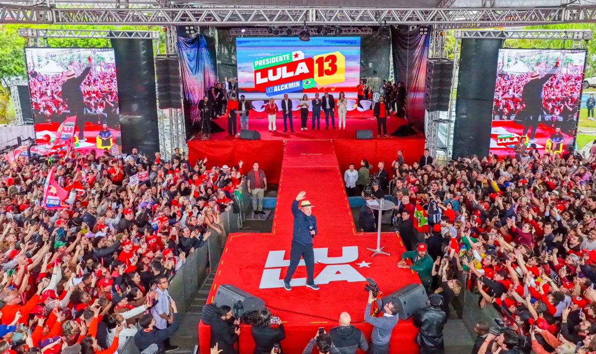 LulaOficial's tweet photo. O povo catarinense mostrou a força de quem acredita no futuro!

Cada abraço, cada sorriso e cada voz representam a vontade de seguir avançando, cuidando de quem mais precisa e construindo um país cada vez melhor.

Seguimos firmes nas mobilizações em defesa do Brasil e do nosso povo! 🇧🇷

📸: @ricardostuckert