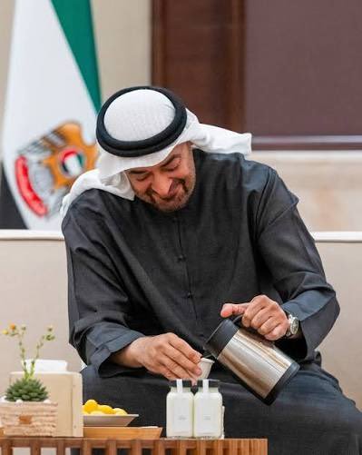 alsahb's tweet photo. حل مشاكل اليمن والمنطقة بهزت فنجان من 
أبو خالد خذها مني 
 #محمد_بن_زايد 
#الرياض https://t.co/v3as4GFle5