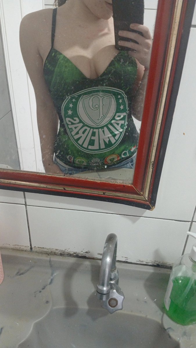 Mg_Kikiran_'s tweet photo. Passada com o tamanho dos meus peitos nessa blusa https://t.co/UsrvBVFYOY