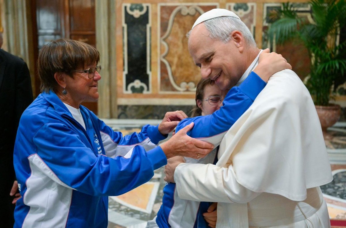 SpecialOlympics's tweet photo. His Holiness @Pontifex welcomed Special Olympics athletes from across the movement at the Vatican today. The Pope praised the values our athletes live by: perseverance, joy, and teamwork.

Learn more: https://t.co/aZVHAc3Usl

#SpecialOlympics https://t.co/UNQa16HcNn