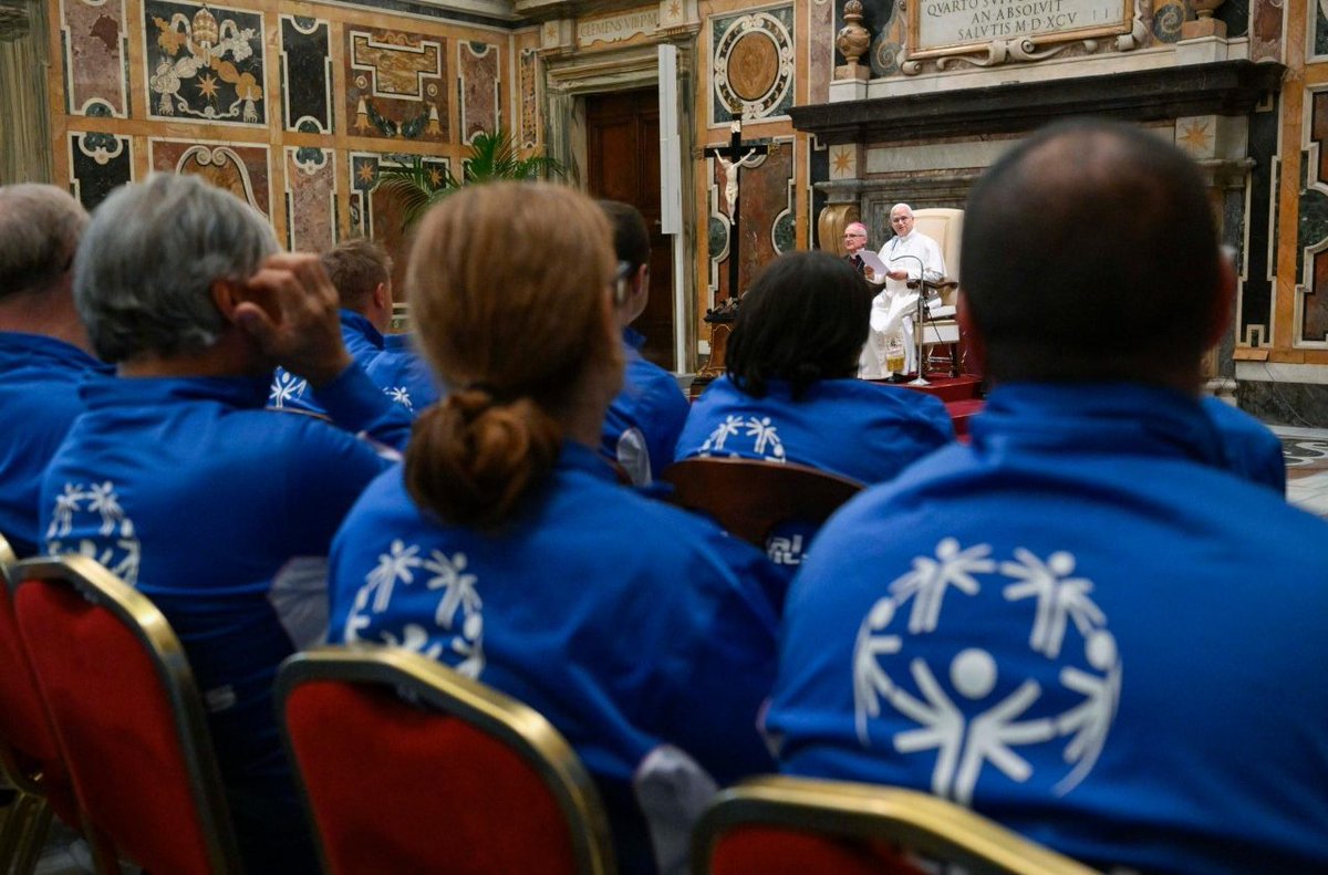 SpecialOlympics's tweet photo. His Holiness @Pontifex welcomed Special Olympics athletes from across the movement at the Vatican today. The Pope praised the values our athletes live by: perseverance, joy, and teamwork.

Learn more: https://t.co/aZVHAc3Usl

#SpecialOlympics https://t.co/UNQa16HcNn