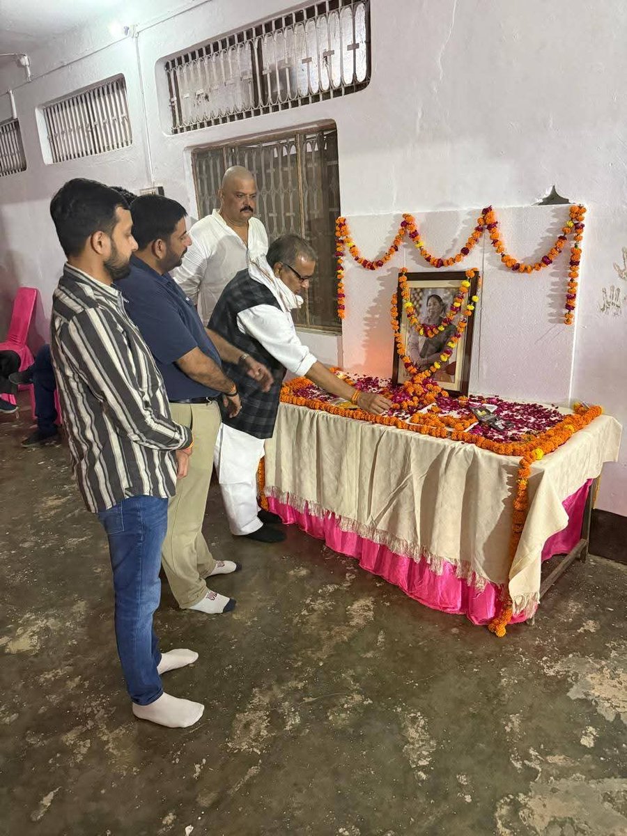 RakeshsinghMlc's tweet photo. बाराबंकी के ग्राम शाहपुर भगोली तीर्थ के निवासी व हमारे प्रिय अनुज श्री आशीष सिंह जी की पूज्य चाची स्व.श्रीमती सुचिता सिंह जी के निधन उपरान्त आयोजित तेरहवीं संस्कार में सम्मिलित होकर श्रद्धांजलि अर्पित करी। https://t.co/wXxwGEgeGr