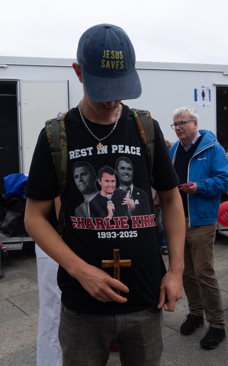 m_dorn_'s tweet photo. Ein Teilnehmer mit einem „Rest in Peace, Charlie Kirk“-T-Shirt. Der religiöse Aktivist aus der amerikanischen Evangelikalen-Bewegung sprach insb. junge Menschen über Soziale Medien wie YouTube erfolgreich an, in denen die Evangelikalen als „Aufgeklärt“ dargestellt wurde. #b1909 https://t.co/yipuzR20Gb