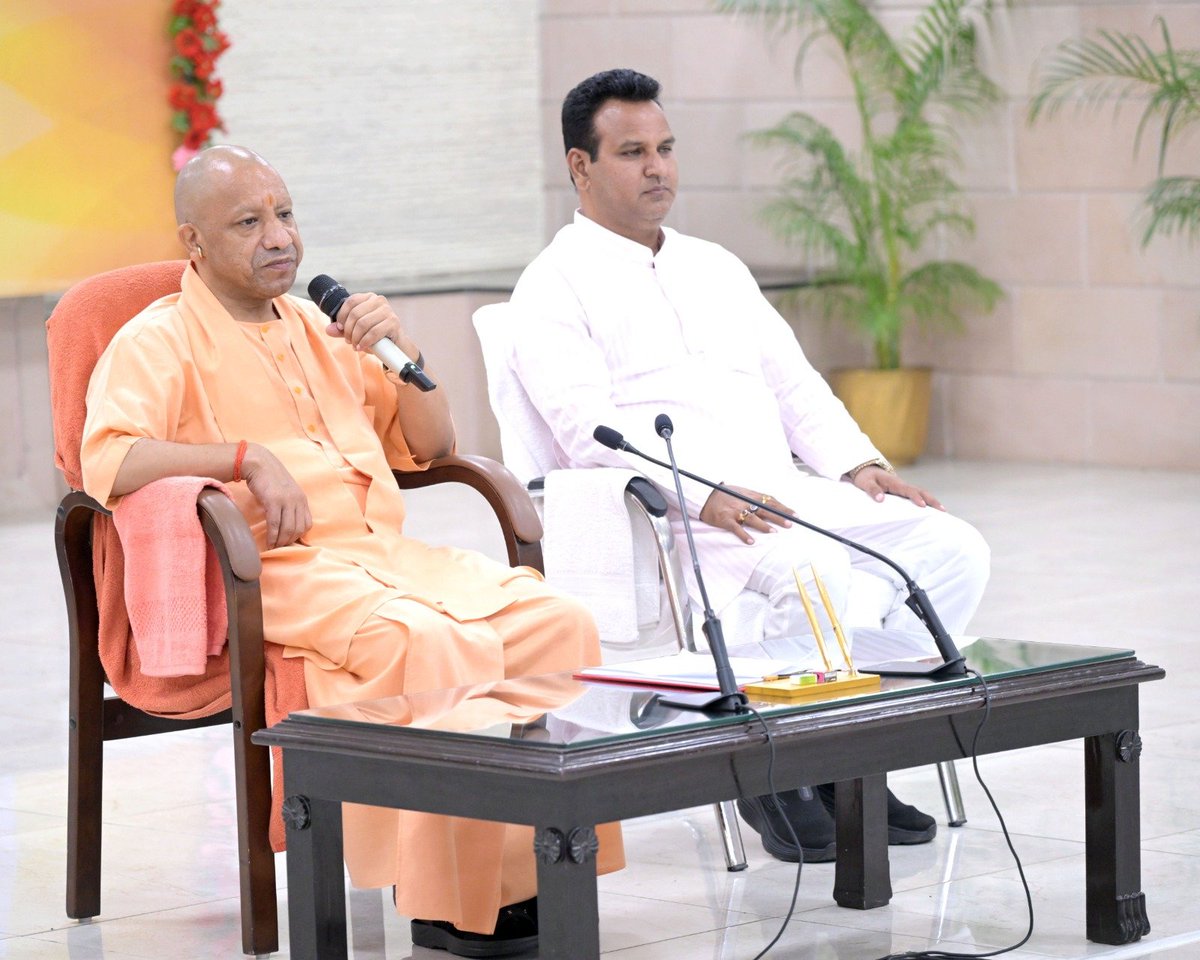 myogioffice's tweet photo. शैक्षणिक टूर देश-प्रदेश, समाज, विरासत व दुनिया की वस्तुस्थिति जानने में महत्वपूर्ण भूमिका निभाते हैं। इसके अनुभव अत्यंत उपयोगी होते हैं।

महापुरुषों की जीवनी और धार्मिक ग्रंथों को पढ़ें। ये जीवन को प्रेरणा देंगे: मुख्यमंत्री श्री @myogiadityanath जी महाराज https://t.co/5v2Jbn1PZz