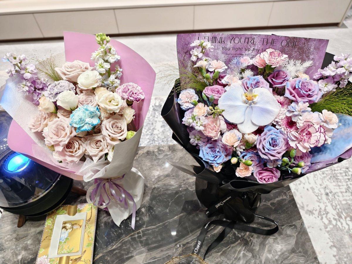 cfsq143's tweet photo. 看完《欢迎来龙餐馆》，我突然想明白一件事。

这电影表面讲的是战争、美食、活下来。

但我看到最后，脑子里想的却是：

这他妈不就是交易吗？

徐福一开始去中东，很简单。

挣钱、还债、养家、回家。

我做交易九年，一开始也一样。

想着赚钱。

后来慢慢发现，真正难的从来不是赚到钱。

而是——

你能不能在极端行情里活下来。

电影里的徐福，在战火里一次次做选择。

交易员也是一样。

行情平稳的时候，谁都觉得自己是高手。

真正考验你的，是暴涨、暴跌、黑天鹅、连续止损的时候。

那才是真正的战场。

我做了九年交易，现在越来越明白：

交易不是每天都要抓住机会。

而是：

没机会的时候，忍住。
看不懂的时候，不做。
做错的时候，认赔。
赚到钱的时候，知道什么时候落袋。

所以为什么我现在看到群友赚钱，我会比自己赚钱还开心？

因为我太知道这条路有多难。

我在推特上疯狂喊方向，不是为了证明自己多牛逼。

很多时候就是不想让那些跟着我的人，

在最危险的时候，一个人站在市场里。

可是最讽刺的是什么？

连续止损两单：

“操，怎么又止损？”

“你这策略行不行？”

连续一个月盈利、翻仓：

“嗯。”

“正常。”

甚至一句谢谢都没有。

😂

人性就是这么现实。

亏钱的时候，所有人都记得你。

赚钱的时候，所有人都觉得这是应该的。

但交易九年以后，我反而越来越不在乎这些。

因为我知道：

真正的交易员，不是靠别人夸出来的。

是一次次行情里，

你有没有活下来。

有没有把账户守住。

有没有从暴赚之后控制住贪婪。

有没有连续止损之后，不报复性开单。

有没有在别人FOMO的时候保持冷静。

这才是交易真正的修行。

《欢迎来龙餐馆》最后让我最难受的，不是谁赢了战争。

而是那些普通人，连一顿安安稳稳的饭，都成了一种奢望。

所以电影说“好好吃饭”。

而我现在做交易，越来越想明白的一句话是：

好好交易，好好赚钱，好好提现，好好生活。

钱不是拿来证明你有多牛逼的。

钱最后还是要回到生活。

让自己和家人过得更好。

让真正相信你的人，也能因为你的经验，少走一点弯路。

这可能就是我交易九年以后，

还愿意每天盯着盘面、盯着行情、盯着群里的真正原因。

我不是想让所有人都崇拜我。

我只是希望：

当下一次极端行情来的时候，

你不是一个人。

市场可以无情。
但交易员一定要活下来。

活下来，才有下一桌饭。

🍚

好好交易，好好吃饭。

——必到哥

#欢迎来龙餐馆 #交易日记