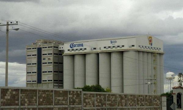 vampipe's tweet photo. La @FGRMexico da golpe histórico a las chelerías al asegurar 59 millones de litros de cerveza en esta chelería ilegal. https://t.co/EORGrQvdab