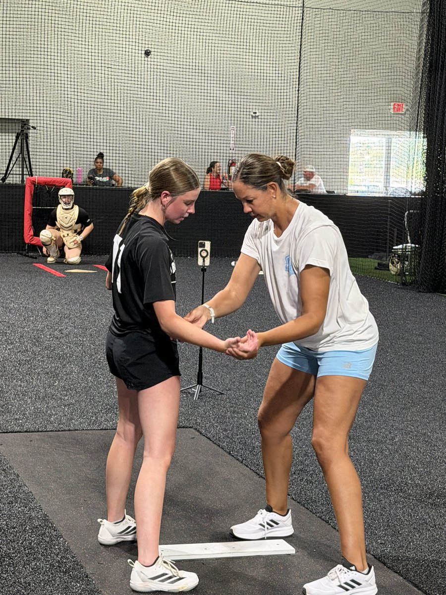 VABombersNat18u's tweet photo. Our pitchers and catchers had the opportunity to work with @catosterman  leading up to Bomberfest this weekend! It was such an amazing experience for them!! #bombers #bluebloods https://t.co/tt9W5g2eLq