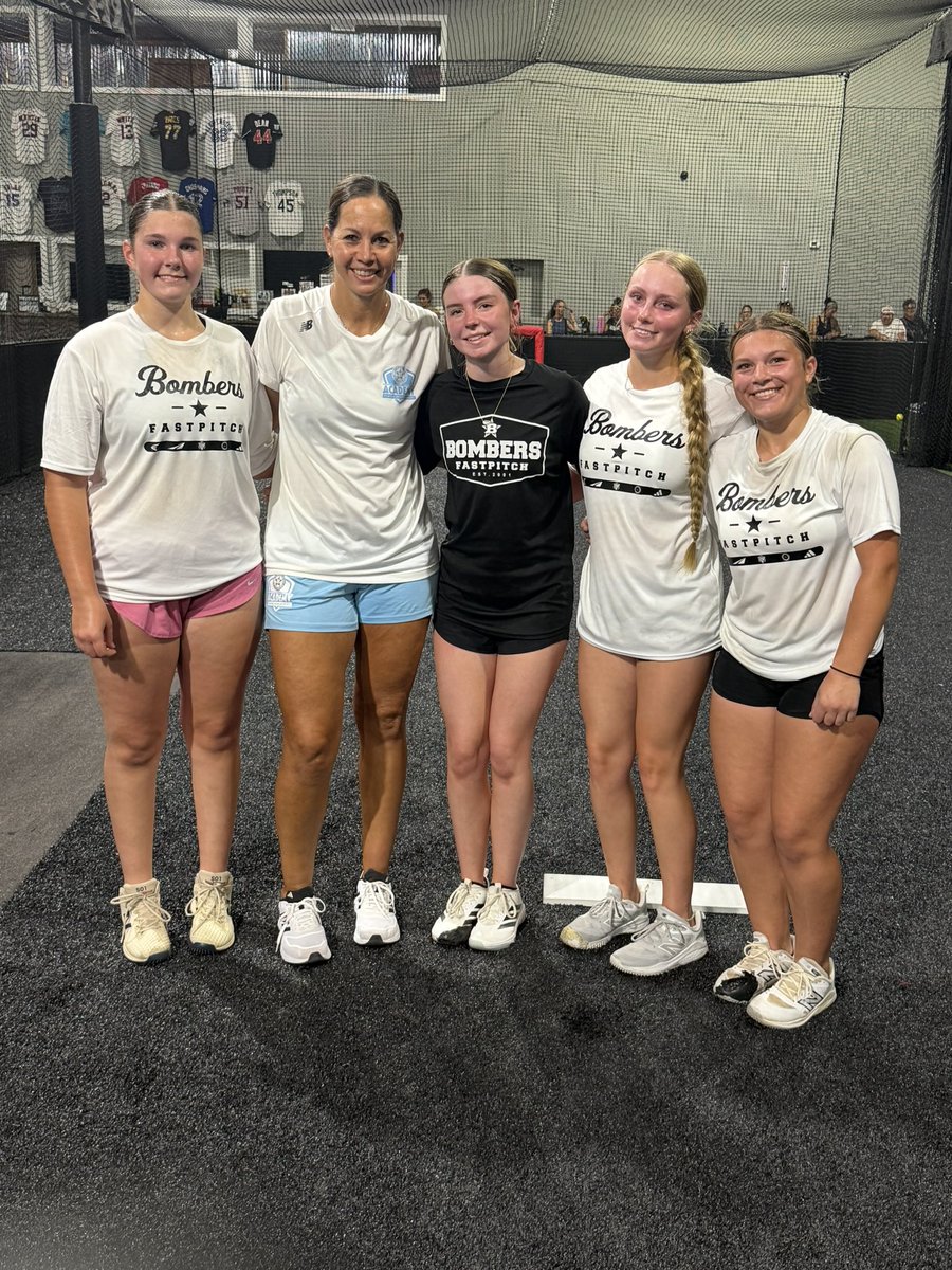 VABombersNat18u's tweet photo. Our pitchers and catchers had the opportunity to work with @catosterman  leading up to Bomberfest this weekend! It was such an amazing experience for them!! #bombers #bluebloods https://t.co/tt9W5g2eLq