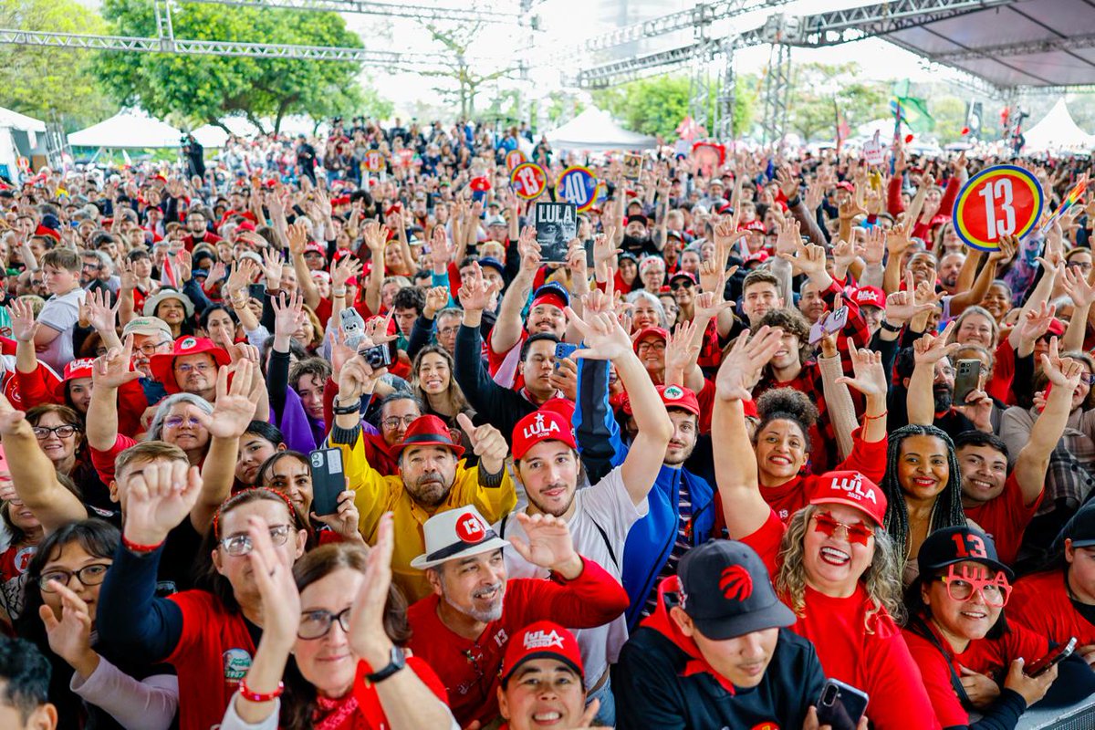 LulaOficial's tweet photo. O povo catarinense mostrou a força de quem acredita no futuro!

Cada abraço, cada sorriso e cada voz representam a vontade de seguir avançando, cuidando de quem mais precisa e construindo um país cada vez melhor.

Seguimos firmes nas mobilizações em defesa do Brasil e do nosso povo! 🇧🇷

📸: @ricardostuckert