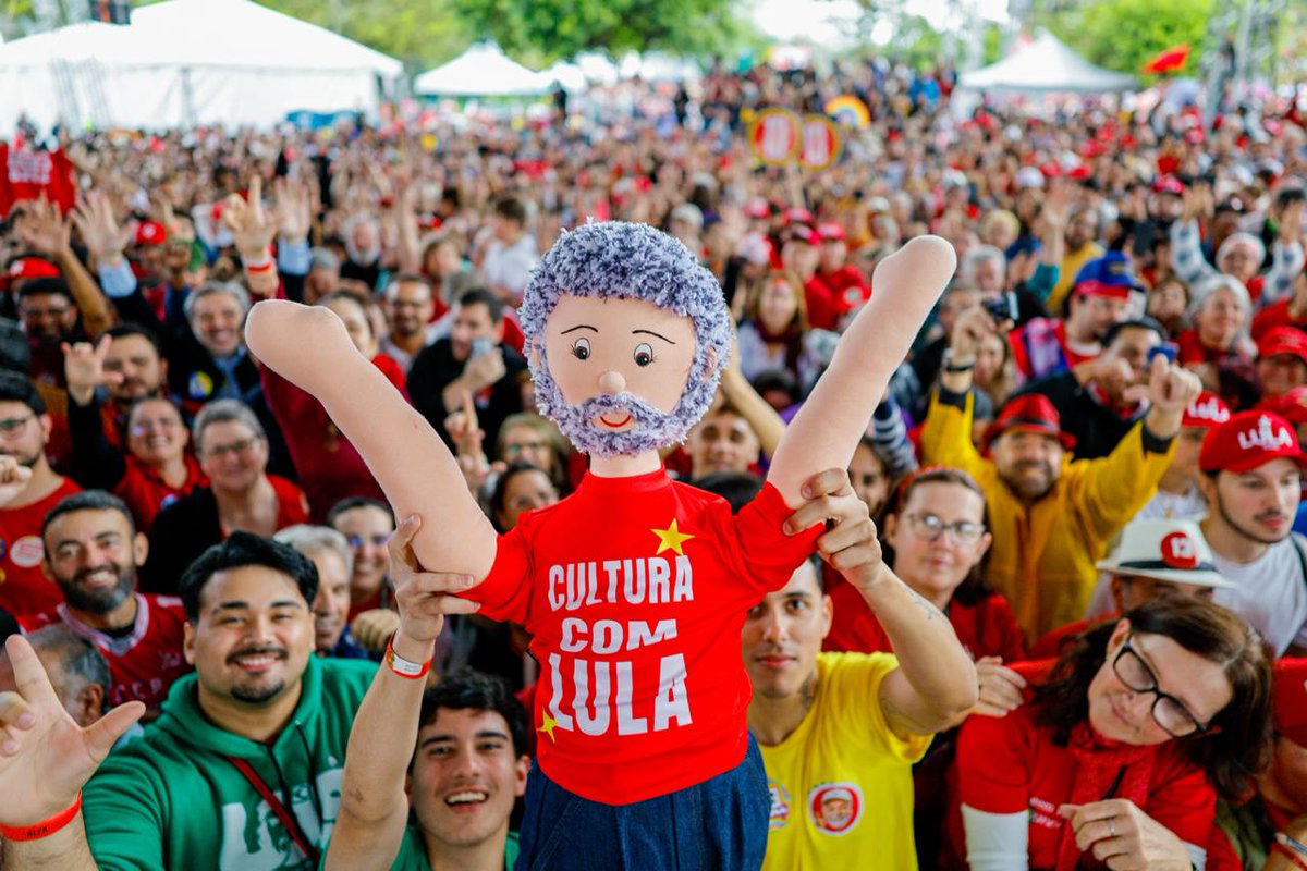 LulaOficial's tweet photo. O povo catarinense mostrou a força de quem acredita no futuro!

Cada abraço, cada sorriso e cada voz representam a vontade de seguir avançando, cuidando de quem mais precisa e construindo um país cada vez melhor.

Seguimos firmes nas mobilizações em defesa do Brasil e do nosso povo! 🇧🇷

📸: @ricardostuckert