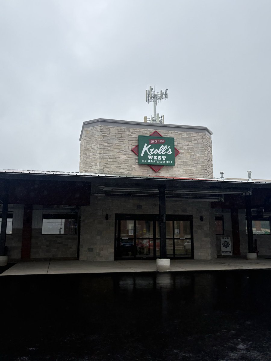 AU1265GB's tweet photo. I’ve lived in Green Bay my entire life…
Today was the first time I’ve ever eaten at Kroll’s. 
I can not recommend it enough 🍔 🧀 (curd)
🤤 https://t.co/VJSi6gLGxW