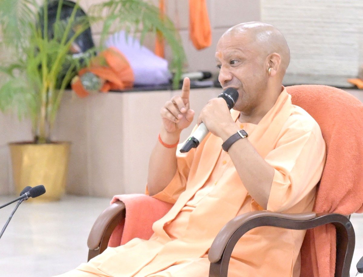 myogioffice's tweet photo. प्रत्येक मिनट कीमती है, इसलिए जीवन में समय प्रबंधन अवश्य करें। पाठ्यक्रम, परिवार व स्वयं को समय दें।

धार्मिक व रुचि के अनुरूप अच्छी पुस्तकों का अध्ययन करें और बुक बैंक बनाएं। विपरीत परिस्थितियों में पुस्तकें संबल देती हैं: मुख्यमंत्री श्री @myogiadityanath जी महाराज https://t.co/Rg4Mz4EYwR