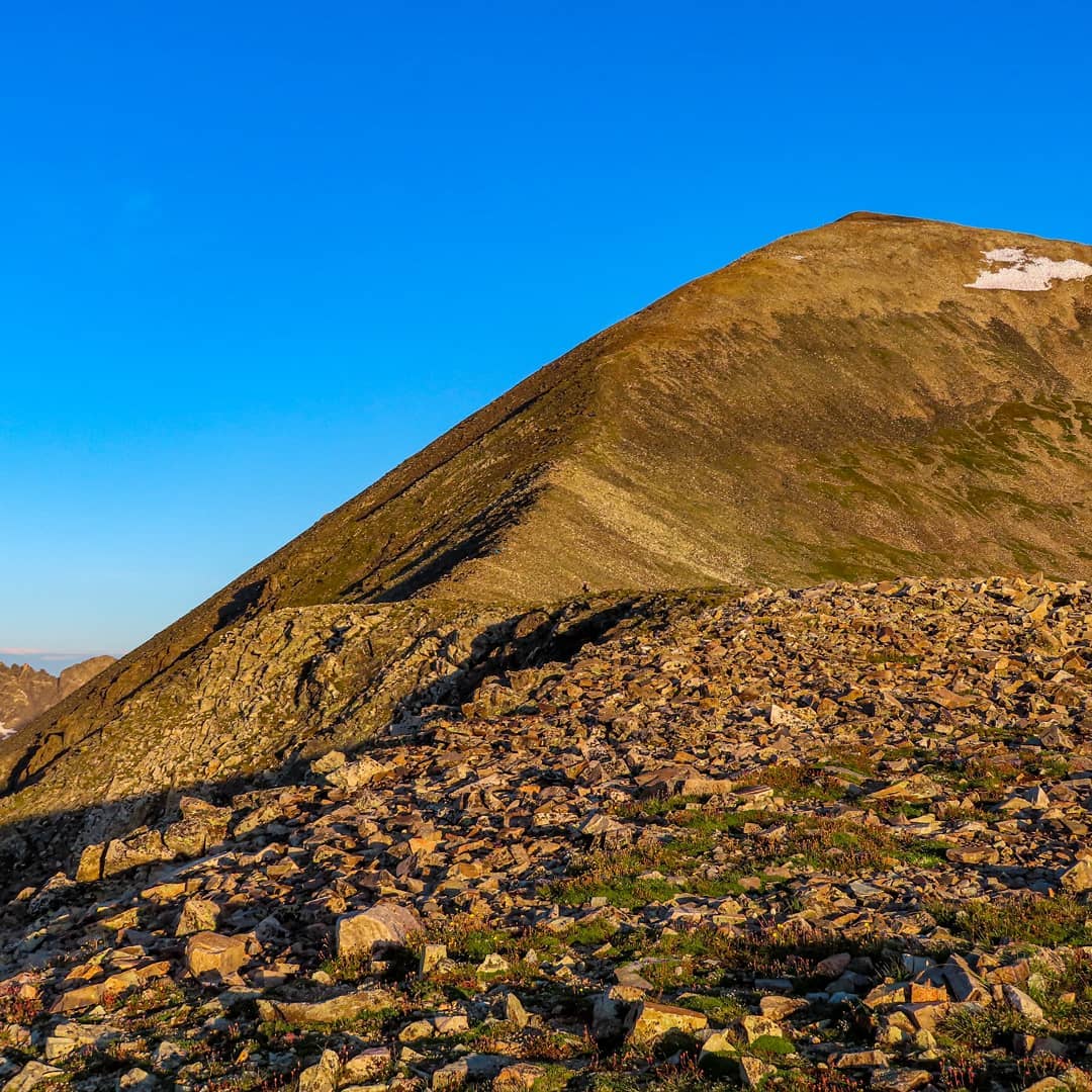 YuriSake0m's tweet photo. Magnificent sunrise and golden hour above the tree line on Quandary Peak Trail. Too late for golden hour at the 14, 265-foot summit, but the views were still fabulous. Social distancing at high altitude in Summit County. https://t.co/qf61xmnarY