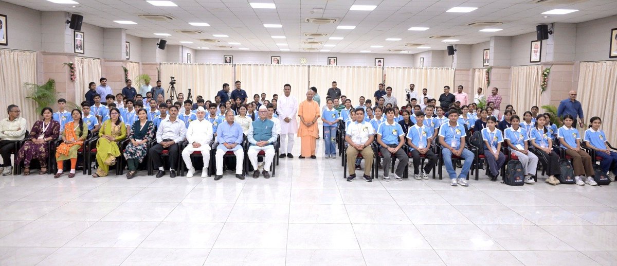 myogioffice's tweet photo. प्रत्येक मिनट कीमती है, इसलिए जीवन में समय प्रबंधन अवश्य करें। पाठ्यक्रम, परिवार व स्वयं को समय दें।

धार्मिक व रुचि के अनुरूप अच्छी पुस्तकों का अध्ययन करें और बुक बैंक बनाएं। विपरीत परिस्थितियों में पुस्तकें संबल देती हैं: मुख्यमंत्री श्री @myogiadityanath जी महाराज https://t.co/Rg4Mz4EYwR