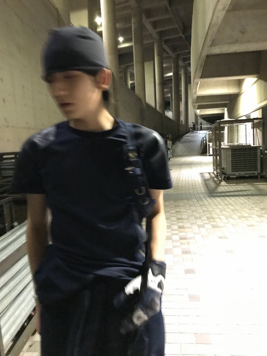 blueknotglue's tweet photo. 명령안듣고 윗선에 개겨서 얼차려받는 정부군센티넬이랑 오늘 처음입소해서 그거 가만히 지켜보는 신입가이드 (반정부군 쁘락치) https://t.co/wrYjl0Jv4g