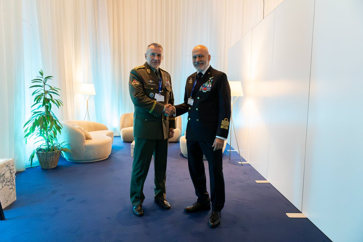 NGS_ACR's tweet photo. Děkuji předsedovi Vojenského výboru NATO admirálu Giuseppemu Cavo Dragonemu (@CMC_NATO) za vřelé přivítání mezi kolegy. Českou republiku budu aktivně zastupovat a těším se na spolupráci s našimi spojenci.

Na jednání výboru jsme řešili současné hybridní hrozby, posílení odstrašení a obrany východního křídla NATO i co nejrychlejší promítnutí závěrů letošního summitu v Ankaře do reálných vojenských schopností. V Kodani jsem se samostatně setkal také s polským náčelníkem generálního štábu generálem @wieslawkukula.

V dalším příspěvku se podrobněji vrátím k závěrům jednání i k úkolům, které z nich plynou pro Českou republiku.
#WeAreNATO