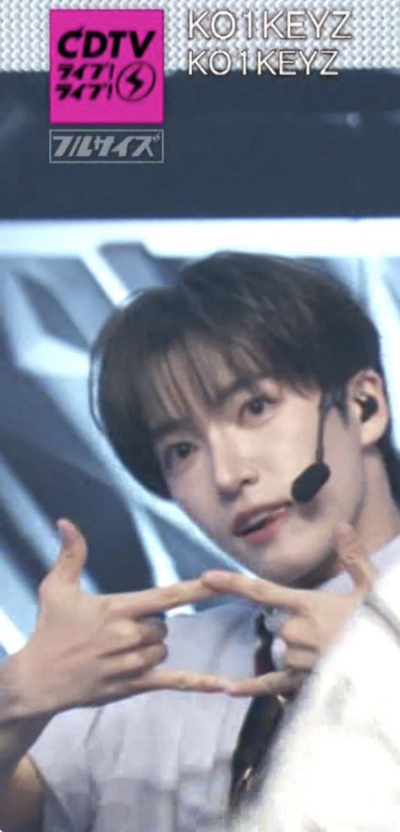 70CF65young's tweet photo. 아니 료가 뒤에서 이런 표정 짓고 있을 줄은 몰랐어🫠🤍🤍🤍 https://t.co/1jaR2Qz34U