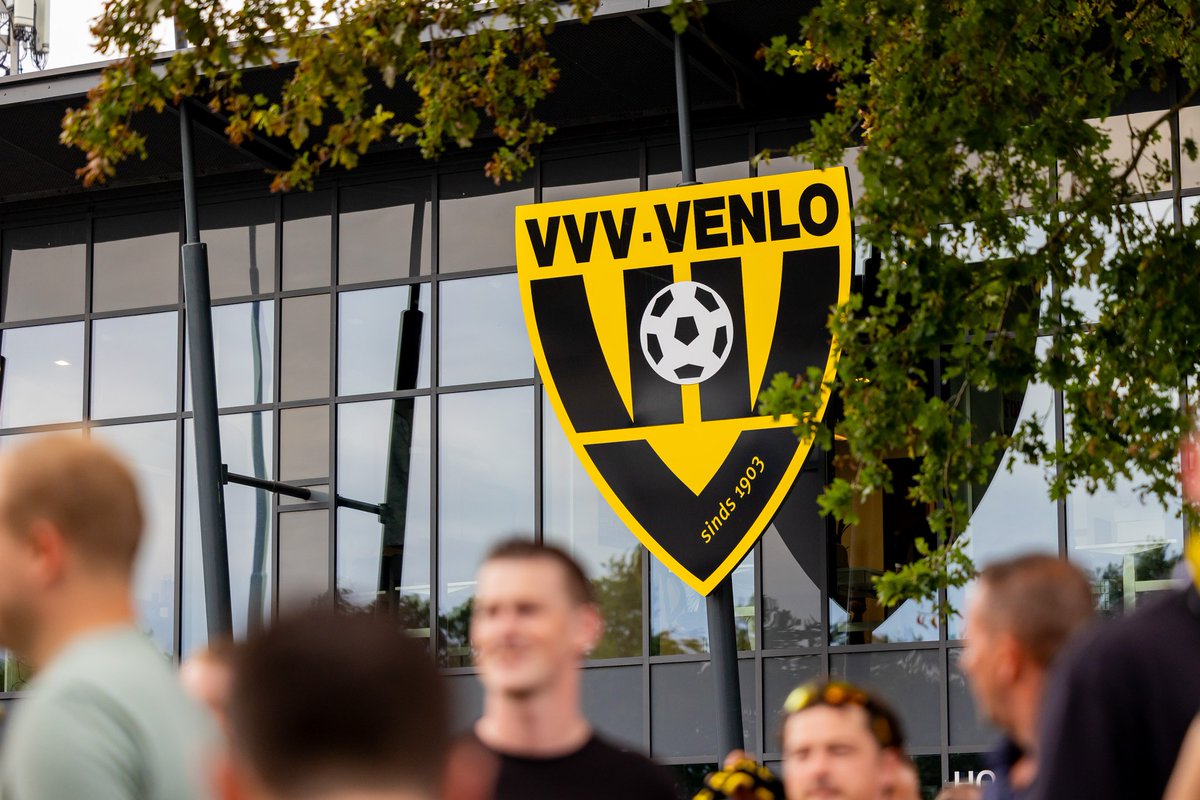 oranjefussball's tweet photo. Analyse: Wie #VVVVenlo die Kurve von Platz 13 zu Platz 3 aktuell in der #KeukenKampioenDivisie gemeistert hat.

Der Schlüssel liegt im Neustart im Sommer. Mit Marinus #Dijkhuizen kam eine klare Philosophie: Tempo über außen &amp; eine verjüngte Abwehrachse.

(1/3) https://t.co/fa0H28ta6J