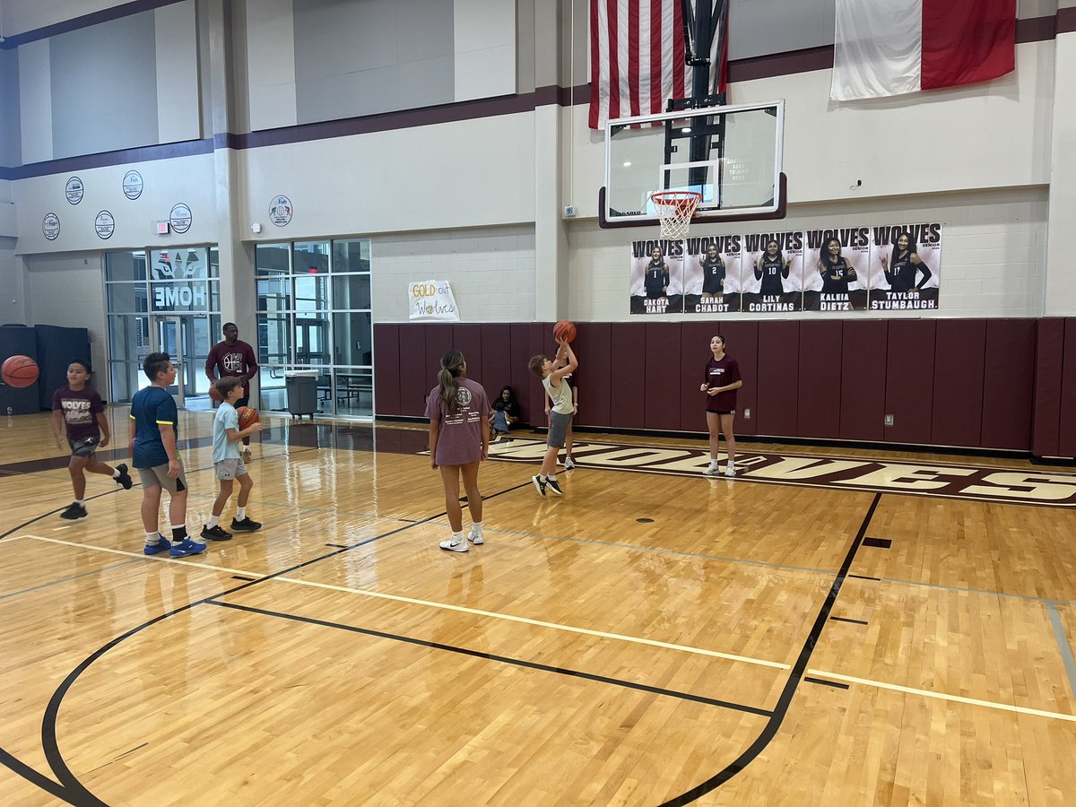 DHS_GHoops's tweet photo. Great day to serve the community! Morning basketball clinic for 4th &amp; 5th graders! We had over 20 players giving their time today! Appreciate all of them. #BTP #YTS #WriteTheEnding https://t.co/gOoDhX9DnQ