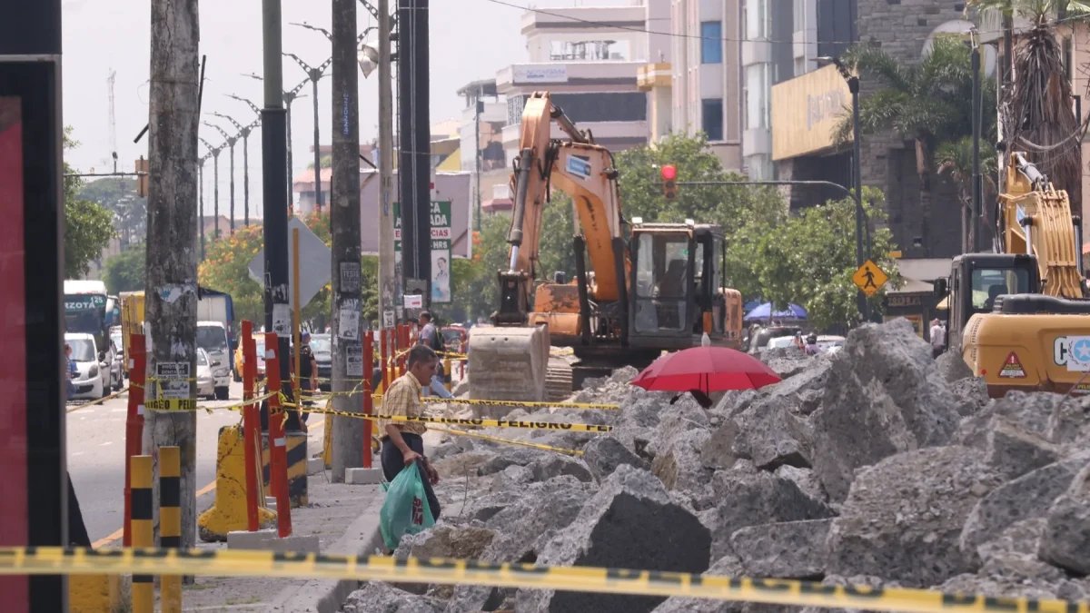 marcelramirezrh's tweet photo. Lo que ocurre en La Alborada es realmente perverso.
El Municipio de Guayaquil al mando del Alcalde @aquilesalvarez inicio obras que las han dejado paralizadas y ahora estan quebrando a todos los negocios del sector.
Pero cual es el problema de fondo:
1. Guayaquil tiene un Alcalde que esta preso y esto tiene a la ciudad en el desastre actual
2. Inicias obras que luego las dejas paralizadas para acusar al gobierno de que no te da la plata para terminarla (Es tiempo de campaña). Pero entonces para que inicas una obra si no tienes presupuesto aprobado. 
La ciudad destruida con un Alcalde preso y ahora pretenden que la esposa del Alcalde @FioYcaza deje de ser ama de casa, para que se haga cargo de la ciudad y siga con el legado del Alcalde preso.
Que quieren que siga el legado de destruccion de la ciudad???? 
NO ME JODAS YA BASTA DE JUGAR CON GUAYAQUIL.