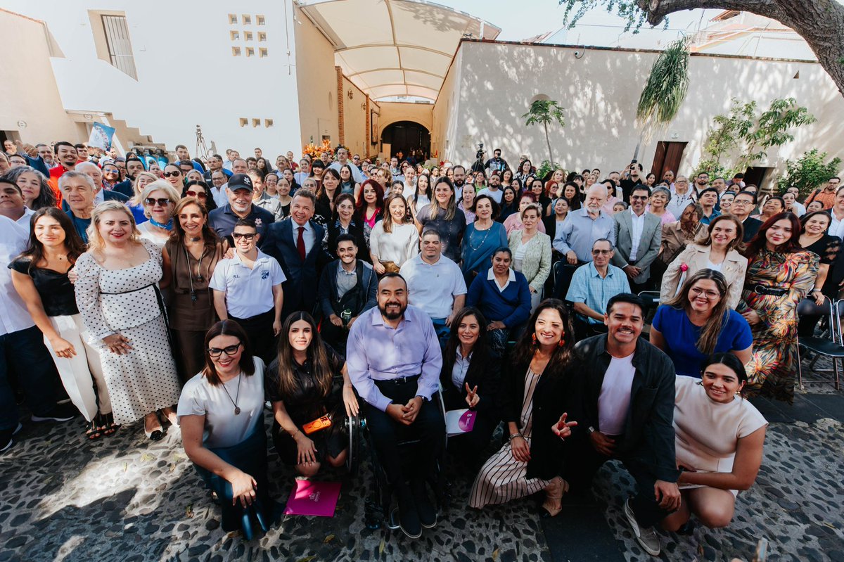 VeroDelgadilloG's tweet photo. Cuando una asociación civil recibe apoyo, ese respaldo se multiplica en las comunidades: llega a más personas, fortalece causas y ayuda a transformar realidades.

Por eso es tan importante que más de 150 asociaciones civiles reciban los apoyos Yo Jalisco. Son organizaciones que todos los días están cerca de la gente, que conocen sus necesidades y que han decidido involucrarse para construir soluciones desde la comunidad.

Junto a nuestro Gobernador @PabloLemusN, reconocimos y respaldamos su trabajo. Gracias por hacer comunidad, por no ser indiferentes y por demostrarnos que cuando sociedad y gobierno hacemos equipo, podemos llegar más lejos y no dejar a nadie atrás.