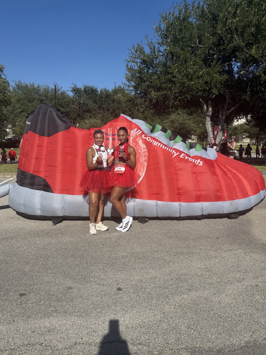 WLMS_AVID's tweet photo. @NickersonCierra and I conquered the UH 5K this morning. 🤘🏾 https://t.co/S9bvZ32Hpc
